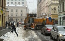 Фото 2: Комунальні служби Львова вивозять накопичений сніг із вулиць міста