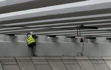Фото 4: Будівництво шляхопроводу на Рясне: між мостовими балками вже встановлюють плити