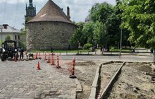 Фото 7: На вул. Винниченка стелять нижній шар асфальту і перемощують бруківку на примиканні до нового покриття