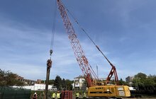 Фото 3: Будівництво шляхопроводу на Рясне: на об’єкті встановлюють 18-метрові палі для укріплення схилу