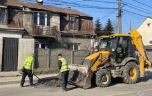 Фото 4: Вулиці Львова прибирають після зими: вже вивезли понад 110 машин бруду та піску