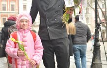 Фото 5: Сьогодні в центрі міста жінкам дарували квіти та вітальні листівки