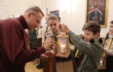 Фото 7: Пластуни передали громаді Львова Вифлеємський вогонь миру
