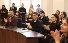 Фото 3: Сергій Жадан, Вахтанг Кіпіані, парамедикиня Тайра та їх робособака зустрілися з молоддю Львова
