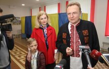 Фото 2: Міський голова Львова з дружиною проголосували на виборчій дільниці