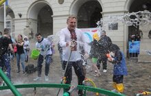 Фото 4: У Львові на пл. Ринок триває «Обливаний понеділок»