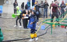 Фото 5: У Львові на пл. Ринок триває «Обливаний понеділок»