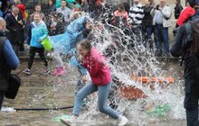 Фото 6: У Львові на пл. Ринок триває «Обливаний понеділок»
