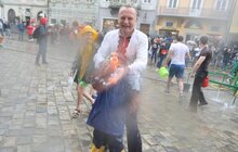 Фото 13: У Львові на пл. Ринок триває «Обливаний понеділок»