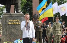 Фото 8: У День Героїв у Львові поклали квіти до пам’ятника Степану Бандері та інших захисників України