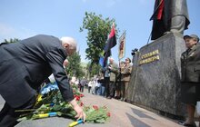 Фото 11: У День Героїв у Львові поклали квіти до пам’ятника Степану Бандері та інших захисників України