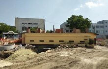 Фото 4: На пл. Двірцевій встановлюють гранітні бордюри пішохідної частини та розпочинають облаштовувати фундамент для нового фонтану