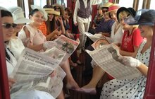 Фото 2: На День Незалежності на реставрованому ретро-трамваї проїхались активісти з клубу львівських «вінтажних панянок» та авто-мото-вело музею «Ретро Гараж»