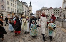 Фото 11: У Львові встановили чотирьохметрового різдвяного дідуха
