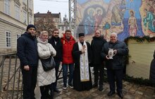 Фото 21: У Львові на площі Ринок освятили воду: упродовж дня охочі можуть прийти і набрати її з резервуара