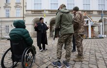 Фото 13: У Львові запустили безкоштовні екскурсії для військових, що лікуються у місті (відео)