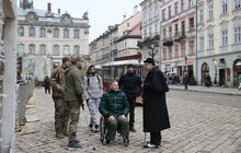 Фото 27: У Львові запустили безкоштовні екскурсії для військових, що лікуються у місті (відео)