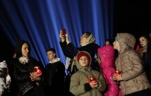 Фото 7: У Львові в пам’ять про українських Героїв у небо запустили символічні світлові промені