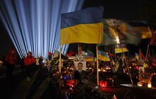 Фото 16: У Львові в пам’ять про українських Героїв у небо запустили символічні світлові промені