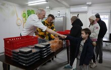 Фото 7: Відомий шеф-кухар Євген Клопотенко вже два місяці привозить їжу для переселенців у модульні містечка Львова (відео)