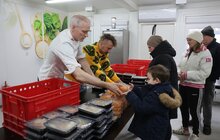 Фото 8: Відомий шеф-кухар Євген Клопотенко вже два місяці привозить їжу для переселенців у модульні містечка Львова (відео)