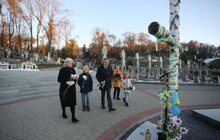 Фото 10: Мер Львова зі синами та дружиною зранку вшанував новітніх Героїв на Личакові