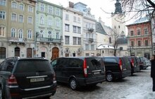 Фото 1: На пл Ринок без жодного погодження припаркували 10 машин 