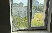 Фото 21: У будинку на вул. Хоткевича, 56, який найбільше постраждав від ракетного обстрілу, відремонтували дах, вікна і монтують ліфти