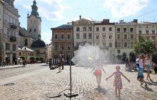 Фото 6: На площі Ринок у Львові встановили розпилювачі води