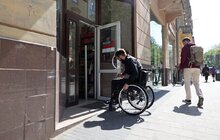 Фото 1: Військовослужбовець перевірив на доступність входи до різних закладів у центрі міста, які облаштували за кошти ісландського фонду