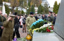 Фото 9: Урочисте покладання квітів та запалювання лампадок на Полі почесних поховань №76 Личаківського кладовища