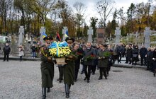 Фото 25: Урочисте покладання квітів та запалювання лампадок на Полі почесних поховань №76 Личаківського кладовища
