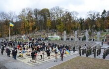 Фото 32: Урочисте покладання квітів та запалювання лампадок на Полі почесних поховань №76 Личаківського кладовища