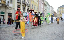 Фото 11: У Львові відбулося карнавальне відкриття театрального фестивалю «Золотий Лев на вулиці - 2020»