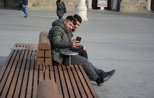 Фото 9: На пр Свободи облаштували 30 нових лавок та 15 урн