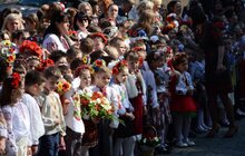 Фото 1: У школах міста урочисто святкують закінчення навчального року