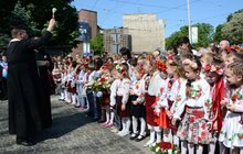 Фото 24: У школах міста урочисто святкують закінчення навчального року
