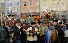 Фото 10: Звізду Миру та десятки інших різдвяних зірок пронесли Львовом учасники Ходи звіздарів