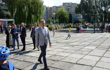 Фото 16: На площі перед ліцеєм ім. В. Симоненка сьогодні відбуваються святкові заходи