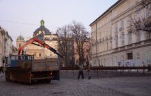 Фото 1: На пл. Ринок почались роботи з монтування ковзанки