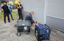 Фото 5: Після тривалого перешкоджання на роздоріжжі вул. Пасічної і вул. Медової Печери розпочали демонтаж незаконного МАФу
