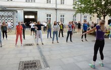Фото 6: З нагоди Дня фізичної культури і спорту працівники мерії Львова провели спільну розминку