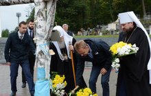 Фото 4: Мер Львова з Патріархом Філаретом та Владикою Димитрієм вшанували новітніх Героїв на Личакові