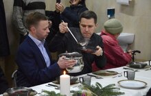 Фото 20: У «Домі милосердя» братів альбертинців організували різдвяну трапезу для бездомних