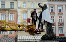 Фото 2: Скульптури в центрі Львова одягнули у вишиванки