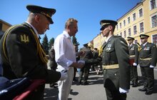 Фото 28: Вітаючи випускників Академії сухопутних військ, Андрій Садовий запропонував вже впровадити стандарти НАТО в Україні