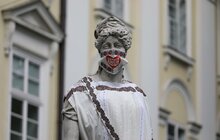 Фото 7: Статуї у центрі Львова одягнули у вишиванки та вишивані маски