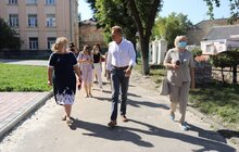Фото 1: На території школи № 7 коштом міста споруджують мультифункціональний спортивний зал