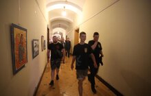 Фото 28: Невідомі особи виламали двері до міської ратуші та ввірвались всередину