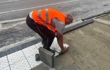 Фото 3: У Львові вперше встановлюють кассельські бордюри: на зупинці на пр. Чорновола, 39-41 облаштовують безбар’єрний простір (відео)